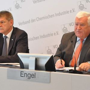 VCI-head Dr. Utz Tillmann with president Dr. Klaus Engel (from left)