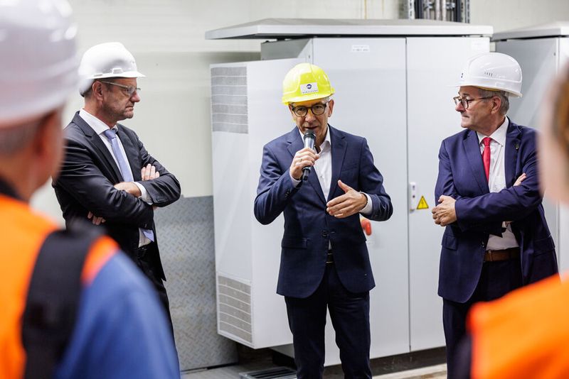 Dr. Christof Günther, Geschäftsführer Infraleuna im Gespräch mit Pressevertretern im Rahmen der feierlichen Inbetriebnahme des 35-Megawatt-Elektrodenkessels im Gas- und Dampfturbinenkraftwerk 2 (Bild: Jens Schlüter/ Infraleuna)