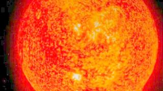Die Sonne macht uns vor, wie die Kernfusion funktioniert: Protonen verschmelzen zu Heliumkernen, was Unmengen an Energie freisetzt. Deutschland hat nun ein Programm gestartet, das in etwa 15 Jahren ein kommerziell nutzbares Kernfusions-Kraftwerk bringen soll. (Bild: Nasa)