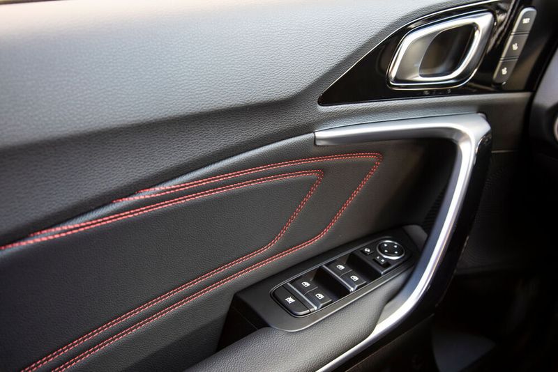 Die roten Ziernähte sind ebenfalls exklusiv für den GT reserviert. (Kia)