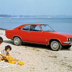 Der Manta A war Opels direkte Antwort auf den Capri aus dem Hause Ford. Mit dem Ascona präsentierten die Hessen zwei Monate nach Vorstellung des Manta auch eine Limousinenversion.(Bild:  Opel Automobile GmbH)