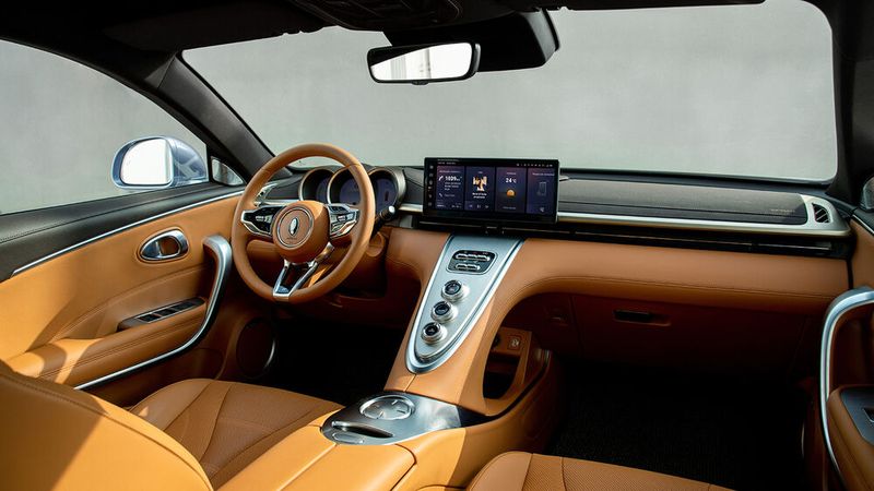 Der Innenraum wird  von einer schwebenden Mittelkonsole dominiert, auf der fünf Tasten und drei Drehknöpfe die wichtigsten Funktionen steuern, darüber ein 12,3 Zoll-Touchscreen mit brillanter Auflösung. (Bild: GWM)