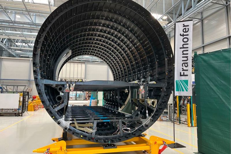 Das durch Thermoplastschweißen fertig gefügte MFFD-Flugzeug-Rumpfsegment bei der Fraunhofer-Gesellschaft in Stade. (Bild: Fraunhofer IFAM)