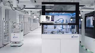 Die Plattform Intelligent Digital Drug Discovery and Development von XtalPi kombiniert künstliche Intelligenz, Quantenphysik und automatisierte Robotik. 
 (Bild: XtalPi)