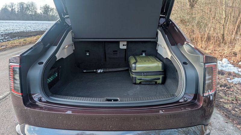 Der Kofferraum schluckt gut 420 Liter, dazu gesellt sich ein kleiner Frunk unter der vorderen Motorhaube. (Bild: Mauritz – VCG)