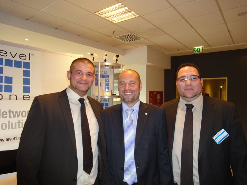 Eine charmante Truppe: (v.l.) Tobias Loska, Tarox, mit Lorenz Martinek und Roman Reger, Digital Data Communications (Archiv: Vogel Business Media)