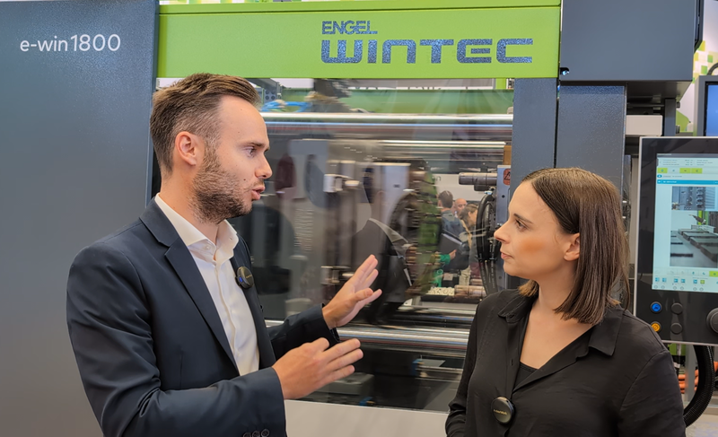 Christoph Schützeneder, responsable de gestión de productos de máquinas totalmente eléctricas en Engel (a la izquierda), conversando con Melanie Ehrhardt, redactora de PlastXnow.(Bild:  PXN)