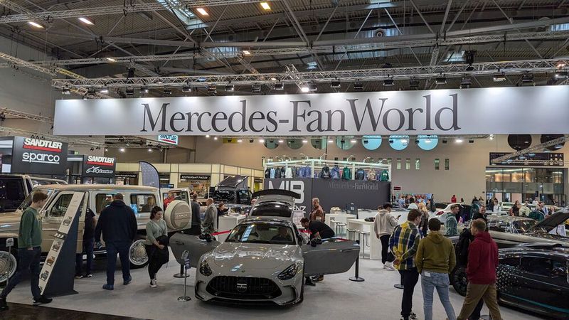 In der Mercedes-Fan-Welt gibt es viel zu sehen: vom sportlichen Serienfahrzeug ... (Bild: Rosenow – VCG)