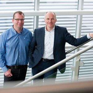Vor 25 Jahren haben Peter Rutgers (l.) und Denis Schipper Demcon gegründet. Seitdem ist das Unternehmen dynamisch gewachsen. Nun kommt die Systec Industrial Systems GmbH hinzu, die von Denis Schipper als CEO geleitet wird. 