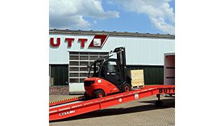 Die neue Verladerampe eignet sich besonders für breite und sperrige Waren, da die Fahrbreite auf der Rampe größer ist als die Container- oder Lkw-Innenbreite, wie Butt auf der Logimat 2010 zeigen wird.  Bild: Butt (Archiv: Vogel Business Media)