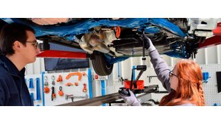 Die beiden Auszubildenden Lena Griebel und Philipp Wiebecke werden bei den Würzburger Karosserie- und Schadentagen gemeinsam mit ihrem Celette-Trainer Dirk Zentgraf live einen Strukturschaden reparieren. (Schweitzer)