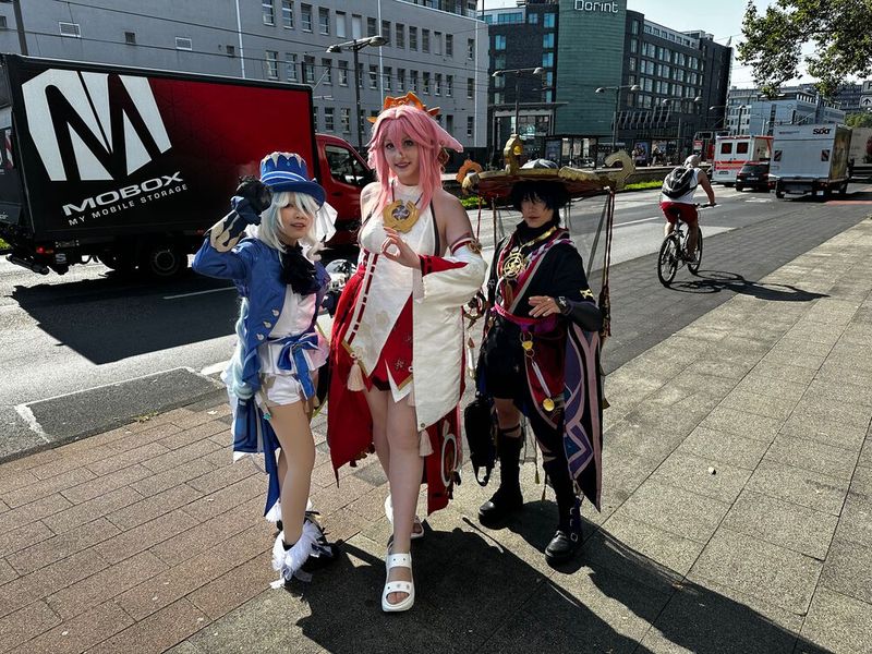 Diese Damen sind extra aus England angereist, um ihre Kostüme zu präsentieren. (Bild: Vogel IT-Medien GmbH)