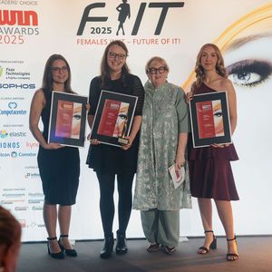 Die Gewinnerinnen aus dem Bereich »Women in eGovernment« | Kategorie » Start Up«. Dr. Katharina von Stauffenberg (Silber), Dr. Elena Mechik (Gold) und Maria Ranftl (Platin).(Bild:  Manuel Emme Fotografie)