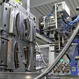 Das Bild zeigt einen Blick in die 2K-Spritzgießmaschine mit robotergestützter Entnahme.