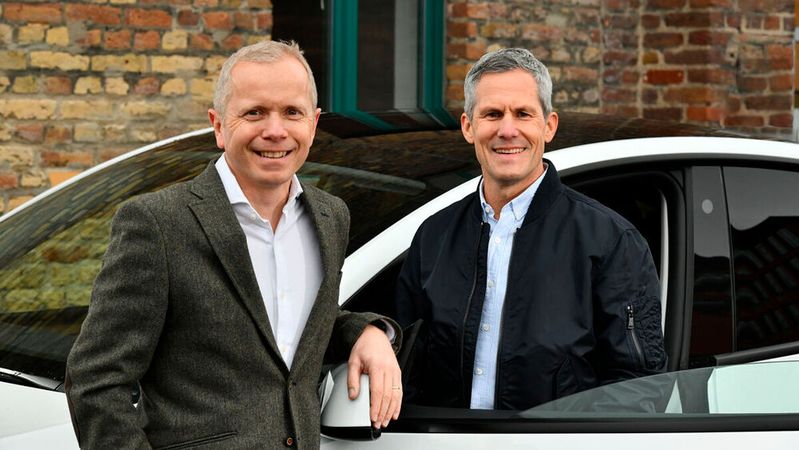 Christopher Cols (l.) übernimmt zum 1. Januar 2023 die Leitung von Fleetpool von Firmengründer Gert Schaub.(Bild:  Fleetpool/Nickel Photography)