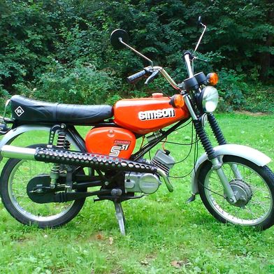 Die rollen immer weiter! Es gibt so einige einst in der DDR gefertigte fahrbare Untersätze, die nun eine immer größere Fangemeinde um sich scharen. Dazu gehören der Trabant und der Wartburg, aber auch Zweiräder, wie die MZ und die Simson hier – liebevoll „Simme“ genannt. (Bild: B. Breschniak)