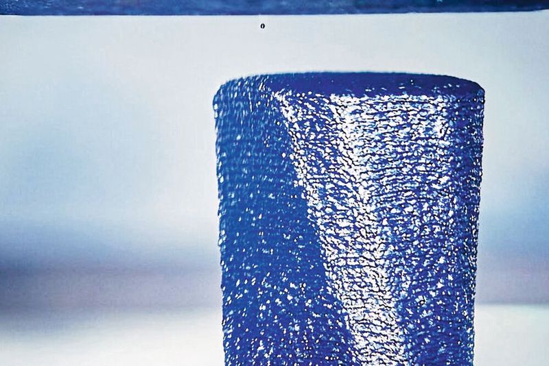 Die 3D-Struktur wird meist mit 250 einzelnen Tröpfchen (oben) pro Sekunde aufgebaut. (Bild: Beckhoff )