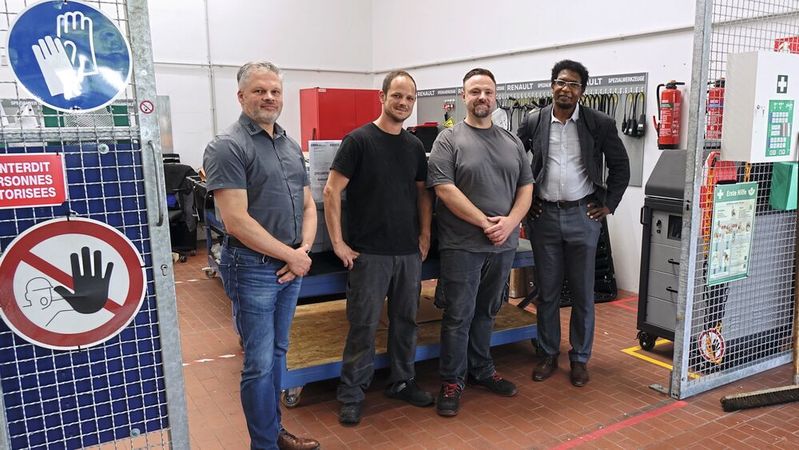 Das Team des BRZ (von links nach rechts): Gesamtserviceleiter Andreas Görsch, HV-Experte Daniel Gülich und Teamleiter Emanuel Müller, sowie Saad Salah, Abteilungsleiter Technik bei Renault Deutschland.(Bild:  Rosenow – VCG)