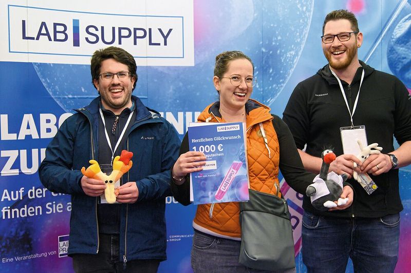 Den Abschluss jeder Messe bildet das Gewinnspiel. Unter den noch anwesenden Teilnehmern, die den Gewinnspielzettel ausgefüllt haben, wird ein 1.000-Euro-Einkaufgutschein fürs Labor verlost. Auch extragroße Plüschmikroben gibt es als Trostpreis zu gewinnen.   Mehr Infos zu den kommenden LAB-SUPPLY-Messen finden Sie auf www.lab-supply.info (Bild: Stefan Stark)