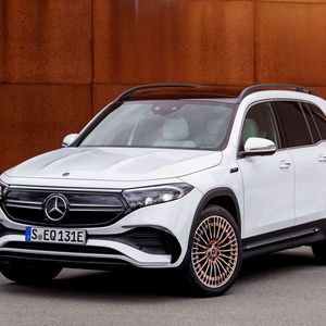 Nach dem Kompakt-Crossover GLA von Mercedes bekommt nun auch der etwas größere und viel geräumigere GLB einen elektrischen Ableger – den EQB.(Bild:  Mercedes-Benz AG)