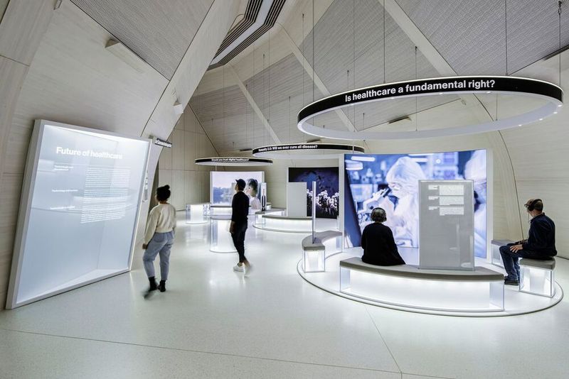 Der Ausstellungsraum ist eine fließende Galerie und nimmt die Besucher auf eine Rundreise zu folgenden Themen mit: Verletzlichkeit des Lebens; Vom Labor zum Patienten; Schritte durch die Zeit; Zukunft des Gesundheitswesens. (Bild: Atelier Brückner)