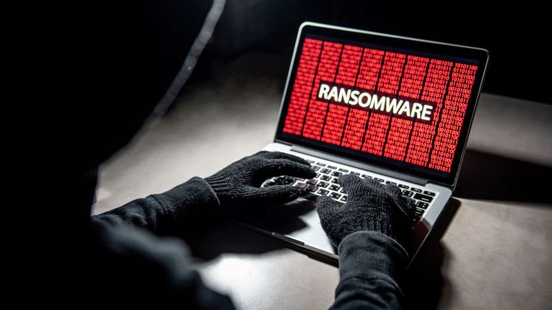 Ransomware-Angriffe auf OT-Systeme stiegen 2025 um 64 Prozent bei 3.300 betroffenen Organisationen. Dragos identifizierte drei neue Angreifergruppen, die industrielle Prozesse analysieren, um physische Schäden zu verursachen.(Bild: ©  zephyr_p - stock.adobe.com)