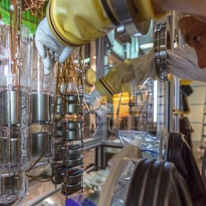 Arbeiten an der Germanium-Detektoranordnung im Reinraum des unterirdischen Labors von Gran Sasso.