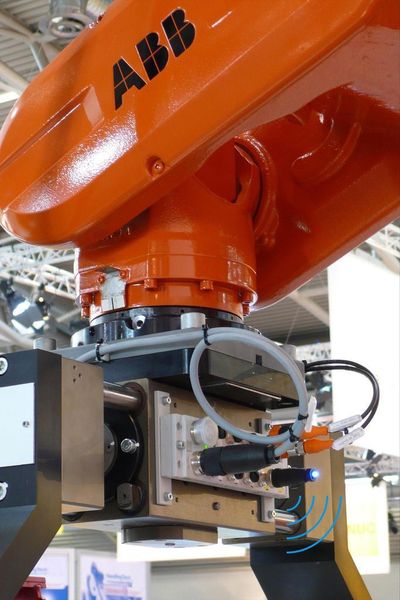Drahtloses E/A-Modul am Greifer eines Roboters. Bilder: ABB (Archiv: Vogel Business Media)