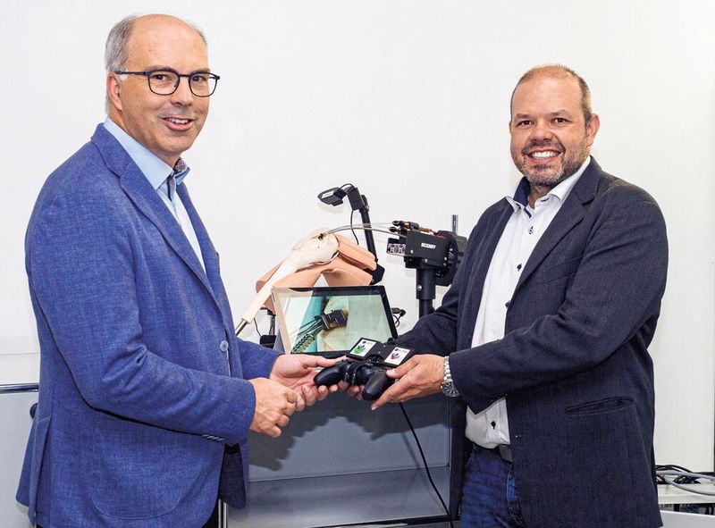 Prof. Dr. Georg Rauter (r.), head of the Biromed Lab at the Department of Biomechanical Engineering at the University of Basel, and Eric Schaller (l.), Area Sales Manager at Beckhoff Switzerland, with the successful implementation of the Miracle II surgical robot (Image: Beckhoff)