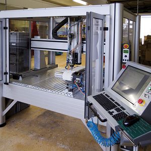 Bild 2: Die Basismaschine Flatcom XL wurde mit einer Hochfrequenzspindel und einem Werkzeugwechsler ergänzt.