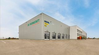 Auf 4.000 Quadratmetern Werkstattfläche, mit acht Gruben und 29 Hallentoren bietet die freie Werkstatt von Max Wild in Berkheim umfassenden Service für alle Fahrzeugtypen und für jedermann. (Bild: Max Wild)