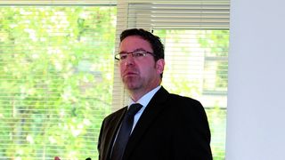 Laut Thorsten Elsen, Siemens-Division PLM Software, helfe ein PDM-System schon in der Entwicklung Zeit zu sparen. (Bild: Schäfer)