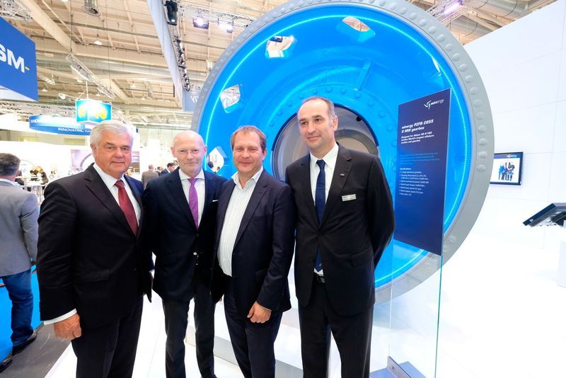 Messerundgang mit Wirtschaftssenator Frank Horch, Michael Westhagemann, Umweltsenator Jens Kerstan, Marcus Wissmeier am Stand von Winergy. (HMC/Stephan Wallocha)