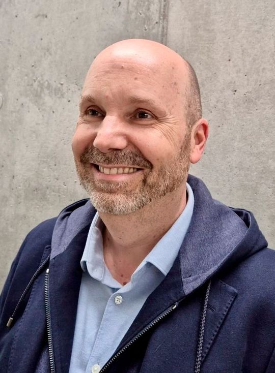 Peter Wüst: „Die Oberfläche wird austauschbar, Daten, Geschäftslogik und Sicherheit bleiben zentral gesteuert.“(Bild:  Salesforce)