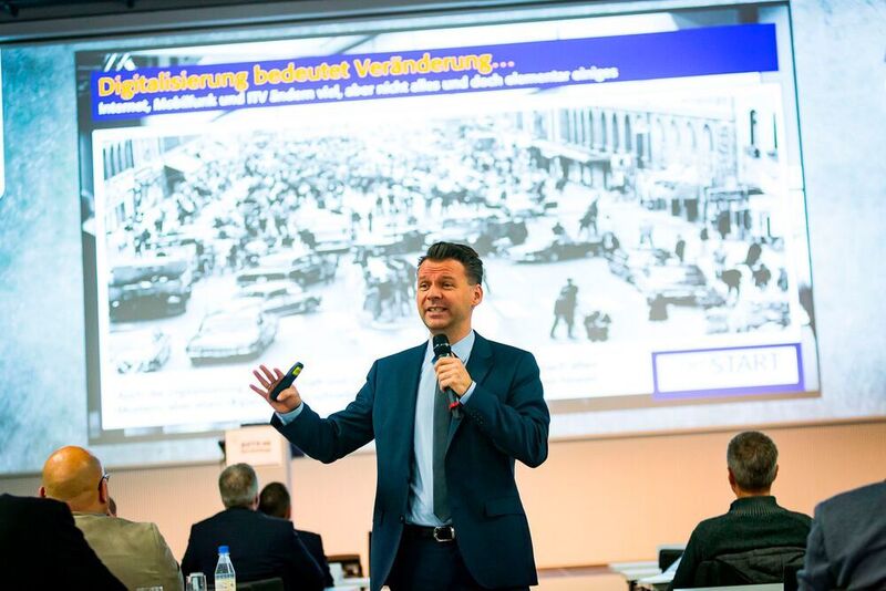 „Die Digitalisierung, sie entwickelt sich!“ Prof. Dr. Tobias Kollmann gab einen Ausblick auf die Wirkung der Digitalisierung auf Wirtschaft und Gesellschaft. (Stefan Bausewein)