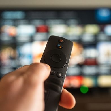 adobestock-1316916391-vfhnb12-connected-tv-1000x563v1 (Bild: © vfhnb12/stock.adobe.com)