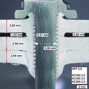 Und das ist eine 3-lagige Verbindung aus 2,5 Millimeter dicken Aluminiumblechen, die mit der älteren und größeren Flowform-Schraube ausgeführt ist. Fakt ist, dass die Schraube schonmal um 25 Prozent mehr Gewicht hat, was sich beim Masseneinsatz schnell rechnet.(Bild:  Arnold Umformtechnik)