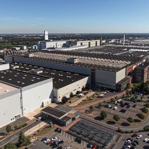 Hannover: Hannover war 1956 das zweite deutsche Werk des Konzerns. Sechs Jahre zuvor war in Wolfsburg der erste VW Transporter vom Band gelaufen. Jetzt bekam der „Bulli“ seinen eigenen Standort. Der Transporter blieb bis zum Auslaufen der sechsten Generation Mitte 2024 das wichtigste Modell in Hannover. Heute entstehen hier der Multivan und der 2022 gestartete vollelektrische ID. Buzz. Der Standort hat rund 14.700 Mitarbeiter. Bereits seit 2020 wird Personal abgebaut - ohne Entlassungen, indem frei werdende Stellen nicht besetzt werden. 3.000 Arbeitsplätze fielen seither weg, weitere 2000 sollen bis 2029 folgen.(Bild:  Volkswagen AG)