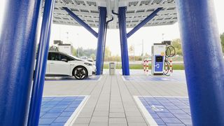 Die Ladeinfrastruktur muss dringend erweitert werden, die richtigen Standorte zu finden ist aber nicht trivial. (www.endredulic.com/EnBW)