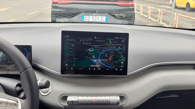 Vernetzte Autos sammeln unter anderem Standortdaten. Was damit geschieht, ist nicht immer klar.(Bild:  Wehner - VCG)