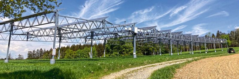 Hoch aufgeständerte Agri-PV Anlagen brauchen dringend eine Aussicht auf angemessene Förderung. Hoch aufgeständerte Agri-PV Anlagen brauchen dringend eine Aussicht auf angemessene Förderung.