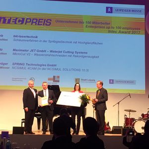 Im Rahmen der Messe-Gala am Abend des 7. März 2017 wurde der Preis für Unternehmen bis 100 Mitarbeiter von Prof. Dr. Reimund Neugebauer an Spring Technologies überreicht.
