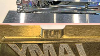 Heute werden die Formhälften aus dem bereits gehärteten Rohling herausgefräst (oben) und kurz poliert. Nach dem Anerodieren des Hintergrunds und einer TiN-Beschichtung folgt nur noch die Bemusterung. (Bild: Klaus Vollrath)