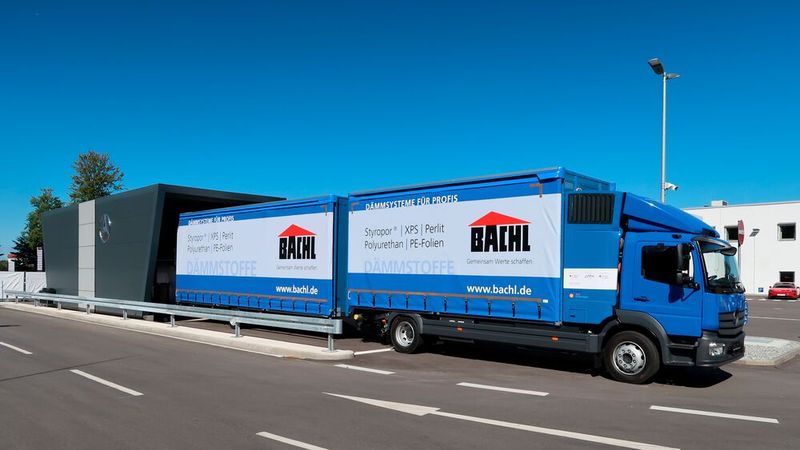 … und den Dämmstoffspezialisten Bachl. Hinter dem Lastzug ist der für Nutzfahrzeuge vorgesehene und entsprechend dimensionierte Karosseriescanner der Paul Group erkennbar. (Bild: Diehl – VCG)
