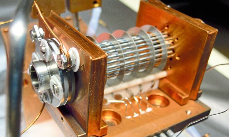 In dieser Ionenfalle haben Innsbrucker Physiker Amid-Ionen mit Hilfe von Terahertz-Strahlung untersucht. (Uni Innsbruck)