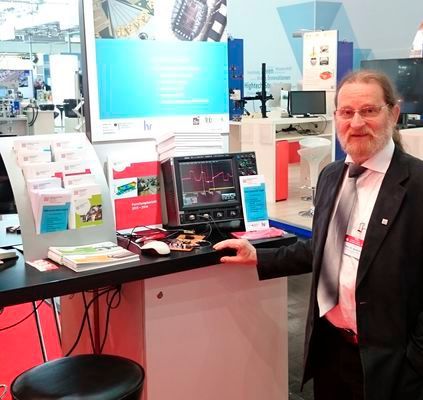 Bild 1: Prof. Dr.-Ing. Gerald Kell präsentierte einen ersten Signalgenerator auf der Hannover Messe 2016 Bild 1: Prof. Dr.-Ing. Gerald Kell präsentierte einen ersten Signalgenerator auf der Hannover Messe 2016
