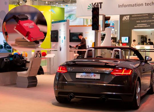 Präsentation von ARAMiS (rechts) auf der CeBIT 2016 am Messestand des BMBF und Demonstrator eines Steuergeräts aus ARAMiS (links). Daran anknüpfend startete nun am KIT das Projekt ARAMiS II mit dem Ziel, Entwicklungsprozesse, Entwicklungswerkzeuge und Plattformen für den effizienten Einsatz industriell verfügbarer Multicore-Architekturen zu erforschen und zu optimieren. Präsentation von ARAMiS (rechts) auf der CeBIT 2016 am Messestand des BMBF und Demonstrator eines Steuergeräts aus ARAMiS (links). Daran anknüpfend startete nun am KIT das Projekt ARAMiS II mit dem Ziel, Entwicklungsprozesse, Entwicklungswerkzeuge und Plattformen für den effizienten Einsatz industriell verfügbarer Multicore-Architekturen zu erforschen und zu optimieren.