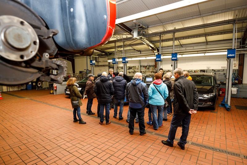 Am Eröffnungswochenende führten Autohaus-Mitarbeiter interessierte Gäste auch durch die Werkstatt und das  Karosserie- und Lackzentrum. (Bild:Scheider)