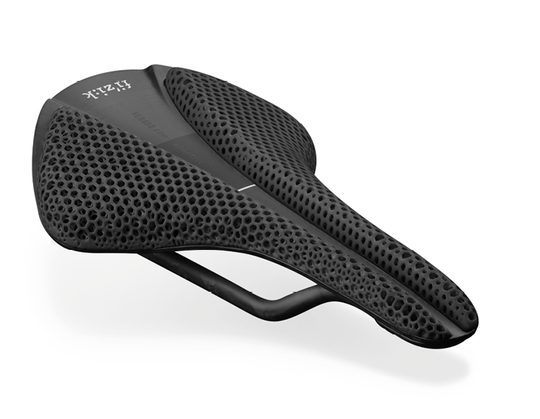 (Der Antares Versus Evo 00 Adaptive von Fizik ist ein komfortabler Fahrradsattel mit 3D-gedruckter Polsterung, einer Vollcarbonschale und Carbonstreben. Bild: Carbon)