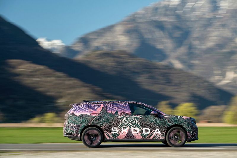 Mit einer Länge von 4,87 Meter wird der große Wagen nur noch vom Verbrenner-Flaggschiff Superb leicht getoppt und überflügelt das bislang größte SUV Kodiaq um fast 12 Zentimeter (Bild: Skoda)